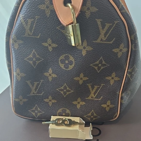 Louis Vuitton Speedy 25 with keys, box & dust bag.  Excellent Condition! - Picture 12 of 16